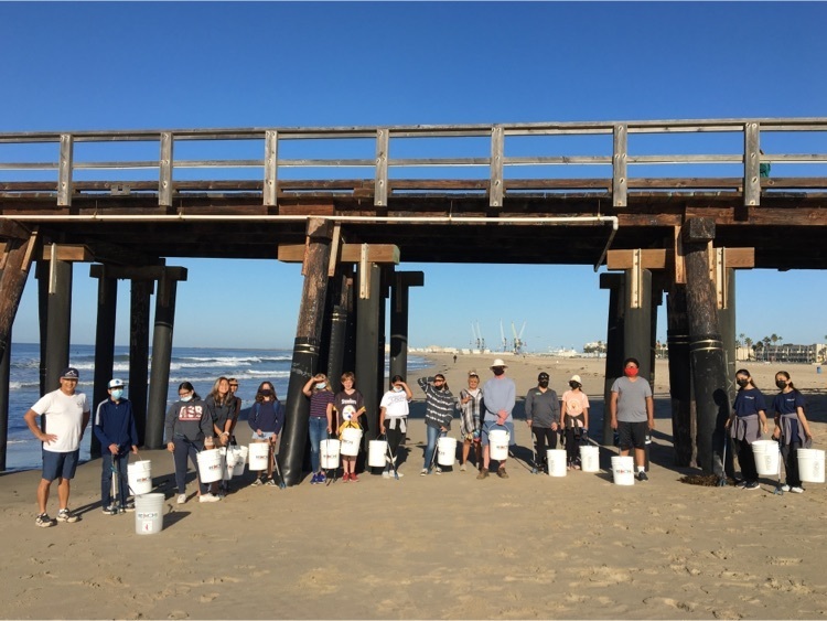 Students and parents from EO Green’s ASB team joined Port Hueneme Mayor Steven Gama on his weekly cleanup of Hueneme Beach.  Go Hornets!